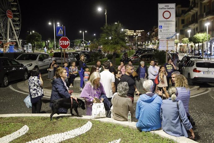 Vecinos en la calle tras un terremoto en Nápoles