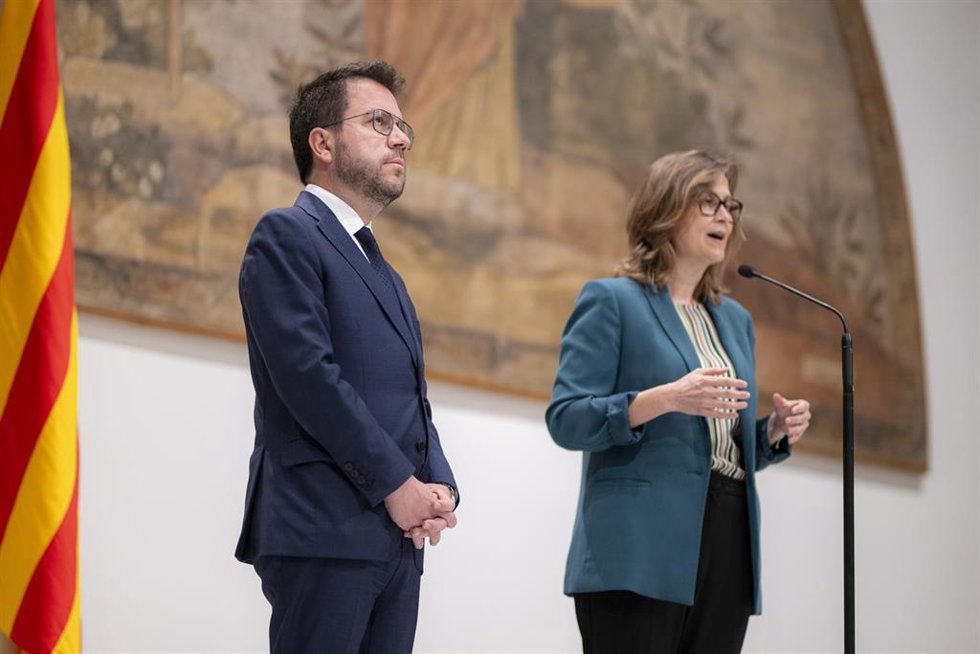 Archivo - El presidente de la Generalitat, Pere Aragons, y la consellera de Acción Exterior de la Generalitat de Catalunya, Meritxell Serret, intervienen durante la clausura de la semana de los delegados del Govern en el exterior