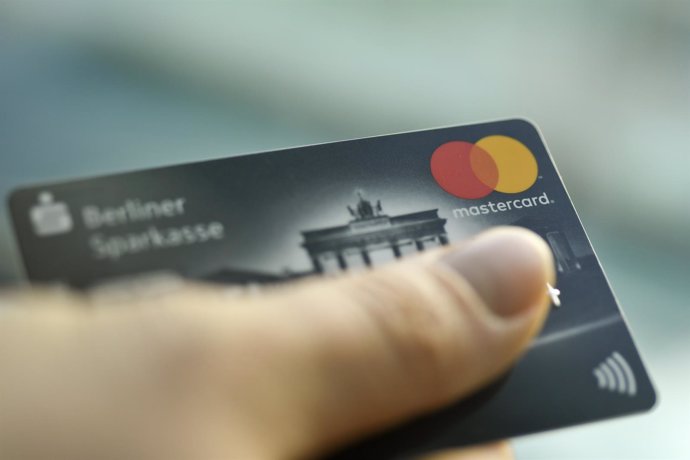 Archivo - FILED - 22 January 2019, Berlin: A person holds a Mastercard credit card. Mastercard Incorporated announced earnings for its second quarter that increased from the same period last year and  beat Wall Street estimates, thanks to "robust" consume