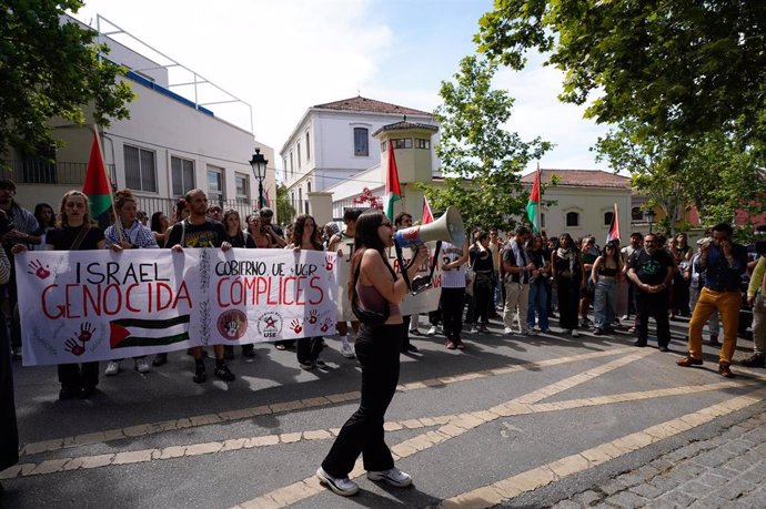 Manifestación en solidaridad con Palestina convocada por los organizadores de la acampada que se desarrolla en la Universidad de Granada por la ruptura de relaciones con Israel, el primer día de su protesta