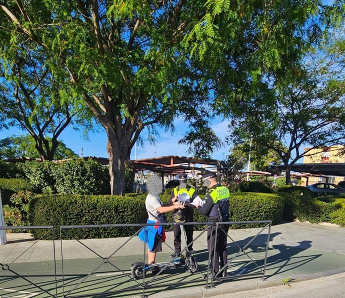 Agentes de la Policía Local de Algeciras sancionando al conductor de un patinete eléctrico
