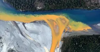 Los ríos de Alaska han empezado a teñirse de naranja