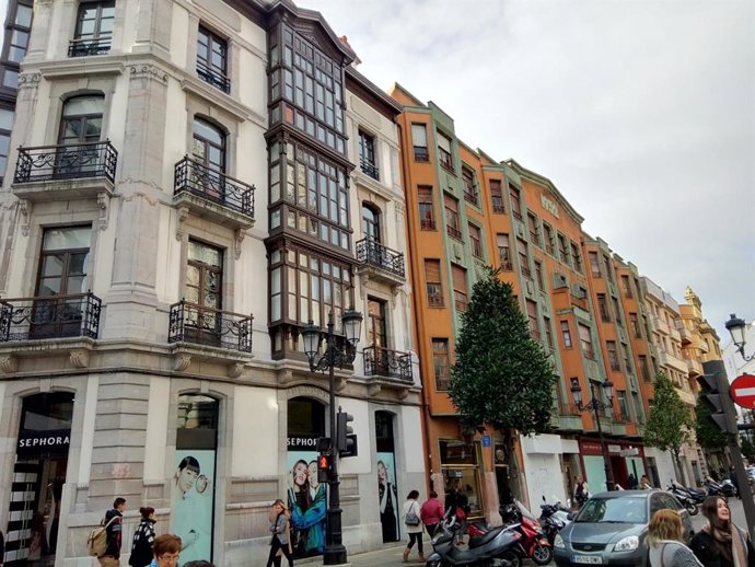 Archivo - Calles comerciales en Oviedo.