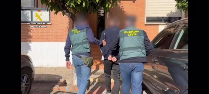 Agentes de la Guardia Civil junto a un detenido.