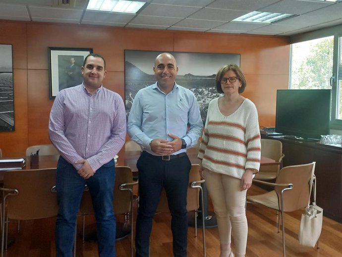 El secretario técnico de Asaja Almería, Miguel Ángel Serrano, el delegado territorial de la Consejería de Agricultura, Agua, Pesca y Desarrollo Rural, Antonio Mena, y la presidenta de Asaja-Almería, Adoración Blanque.