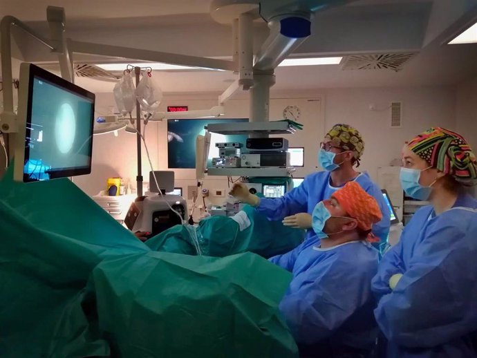 El hospital Infanta Margarita de Cabra incorpora una nueva técnica para tratar la hiperplasia benigna de próstata.