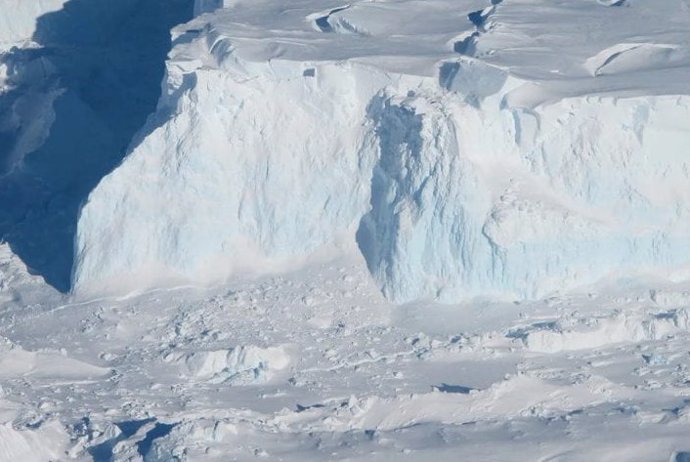 Un equipo dirigido por glaciólogos de UC Irvine utilizó datos de radar satelital para reconstruir el impacto del agua cálida del océano que surgió en una zona de tierra que se extiende varios kilómetros debajo del glaciar Thwaites en la Antártida Occident