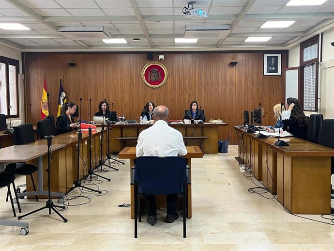 El acusado por besar a una niña de cinco años en la boca en un bar de Alcúdia, en la Audiencia Provincial.