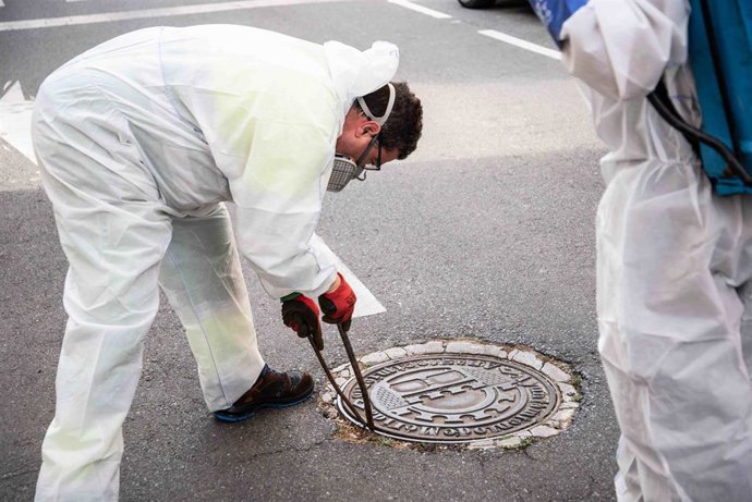 Operarios realizan labores de desratización.