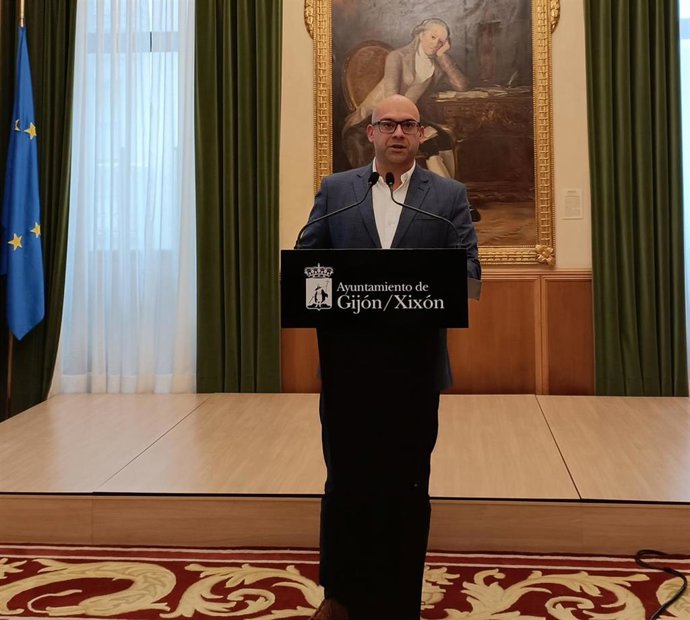 El portavoz de la Junta de Gobierno en el Ayuntamiento de Gijón, Jesús Martínez Salvador (Foro) en rueda de prena en el Consistorio gijonés.