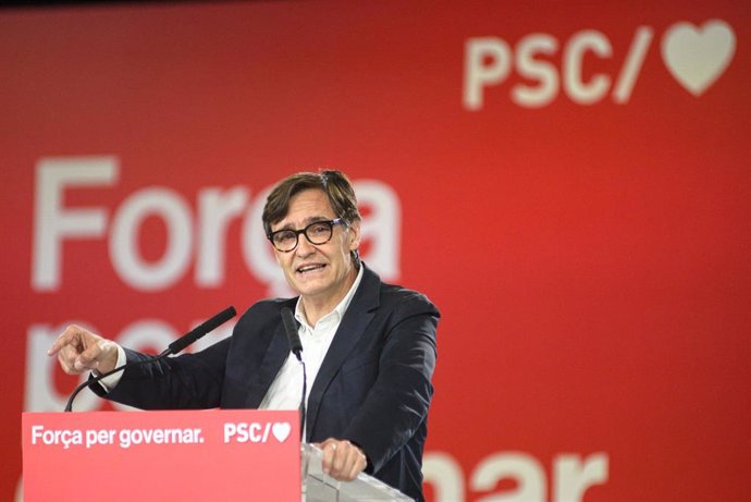 El líder del PSC y candidato del partido a la Presidencia de la Generalitat, Salvador Illa, interviene durante un acto del PSC, en el Palau de Congressos de Catalunya, a 18 de mayo de 2024, en Barcelona, Catalunya (España). 