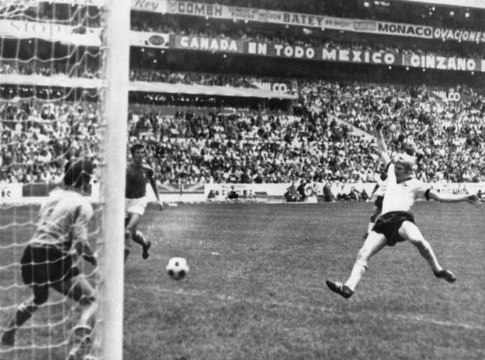 Archivo - Gol del alemán Karl-Heinz Schnellinger en el Mundial de 1970 en el 'Partido del Siglo'.