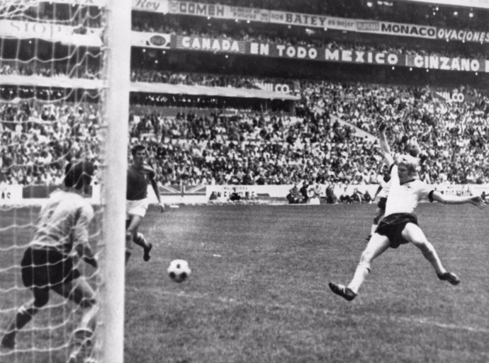 Archivo - FILED - 17 June 1970, Mexico, Mexico CIty: Germany's Karl-Heinz Schnellinger (R) steers a high cross into the Italian goal guarded by Enrico Albertosi (L), thus ensuring the 1-1 equalizer in the 90th minute of the game in the World Cup semi-fina