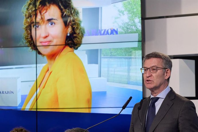 El presidente del PP, Alberto Núñez Feijóo, presenta a la candidata del Partido Popular a las elecciones europeas, en un desayuno informativo del diario ‘La Razón’, en la sede del diario, a 21 de mayo de 2024, en Madrid (España). El desayuno es uno de los