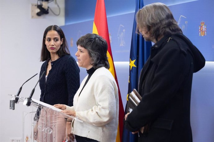 Archivo - (I-D) Los diputados de Sumar Tesh Sidi, Gala Pin y Francisco Sierra durante una rueda de prensa de Sumar, en el Congreso de los Diputados, a 13 de marzo de 2024, en Madrid (España). 