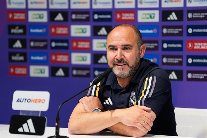 El entrenador del Real Madrid de baloncesto Chus Mateo en rueda de prensa
