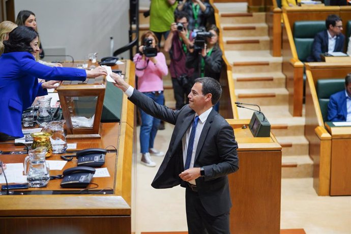 El candidato del PNV a lehendakari, Imanol Pradales , toma posesión de su escaño durante la sesión constitutiva del Parlamento Vasco.