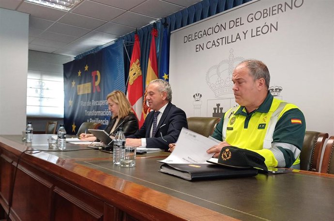 La Coordinadora De La DGT En Castilla Y León, Inmaculada Matías; El Delegado Del Gobierno En Castilla Y León, Nicanor Sen, Y El Teniente Coronel Jefe Del Sector De Tráfico De La Guardia Civil, Francisco González, En La Presentación Del Plan De Choque.