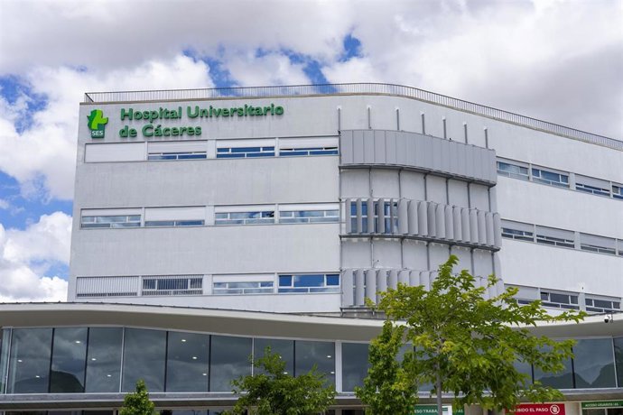 Fachada del Hospital Universitario de Cáceres, donde está ingresada la presidenta de la Junta 