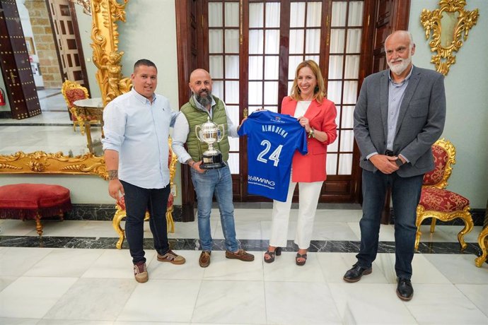 La presidenta de la Diputación de Cádiz, Almudena Martínez, junto a representantes del Xerez CD