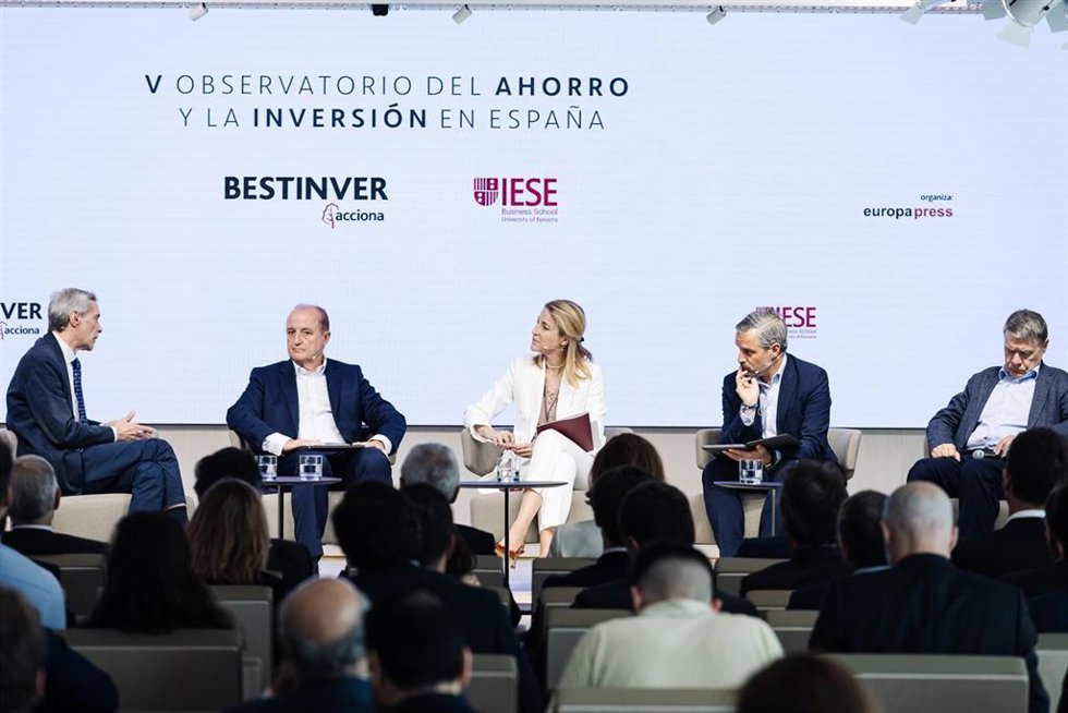 (I-D) El director de Europa Press, Javier García Vila; el economista y exministro de Industria, Comercio y Turismo, Miguel Sebastián; la directora de Asuntos Públicos de Kreab y ex diputada en el Congreso, María Muñoz; el vicesecretario de Economía del 