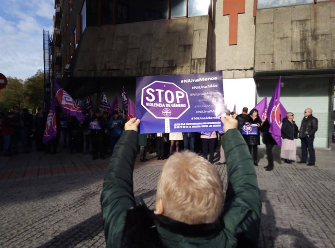 Archivo - Una concentración contra la violencia de género.