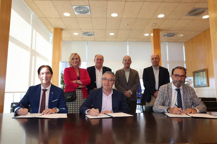 El presidente de la Diputación, Francisco Salado; el delegado territorial de Salud y Consumo de la Junta en Málaga, Carlos Bautista; y el presidente del ICOV, Juan Antonio de Luque