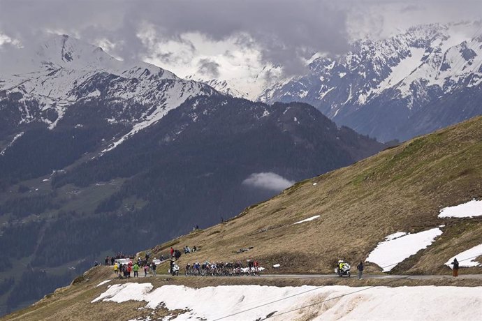 Archivo - Montañas nevadas en el Giro de Italia