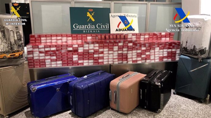 Cajetillas de tabaco no declaradas intervenidas en el equipaje de cuatro pasajeros en el aeropuerto de Bilbao