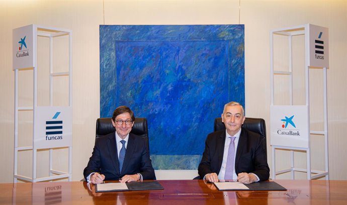 El presidente de CaixaBank, José Ignacio Goirigolzarri, y el director general de la Fundación de los Bancos y Cajas de CECA (Funcas), Carlos Ocaña.