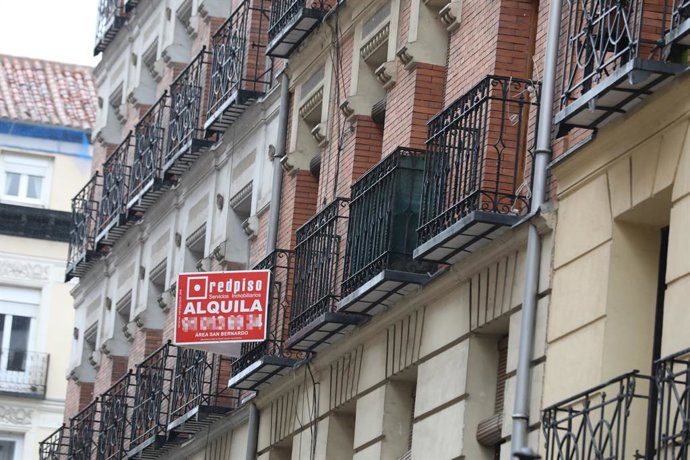 Archivo - Imagen de recurso de un anuncio de un piso en alquiler , en Madrid (España), a 31 de marzo de 2020.