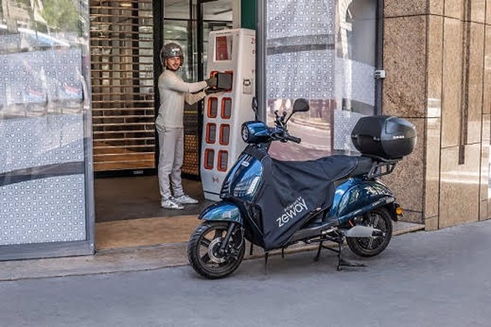 Motocicleta eléctrica estacionada en la calle