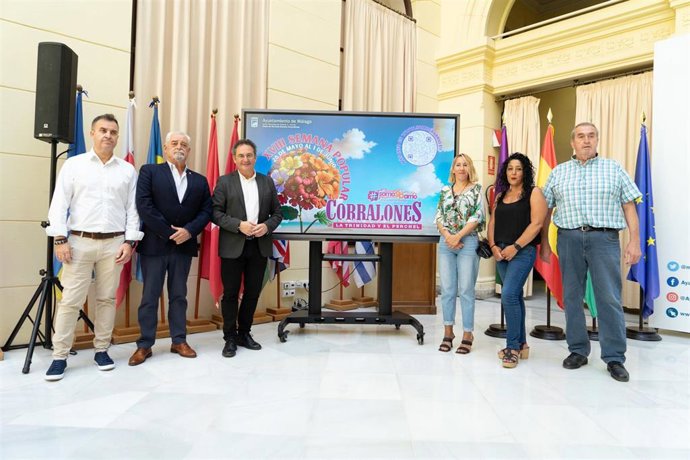 El concejal delegado de Derechos Sociales y del Distrito Centro, Francisco Cantos, acompañado de representantes de las asociaciones participantes, ha presentado este martes la programación de una nueva edición de este evento.