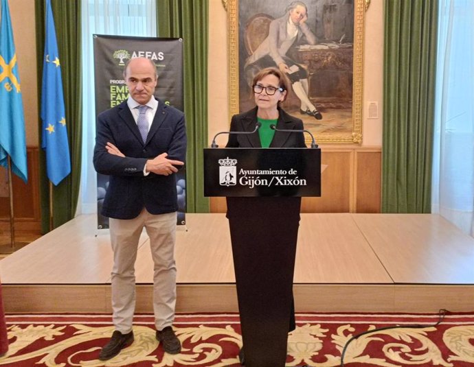 La alcaldesa de Gijón, Carmen Moriyón (Foro), durante la presentación, en el Ayuntamiento gijonés, de los ganadores del concurso de la III edición del Programa Empresa Familiar (Aefas) en las Aulas 2024, acompañada del presidente de Aefas, Íñigo Cabal.