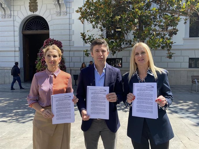 La portavoz de Industria, Energía y Minas del PP en el Parlamento Andaluz, Julia Ibáñez, el secretario general de la formación en Granada, Jorge Saavedra, y la edil de Comercio, Consumo y Salud, Elisa Campoy