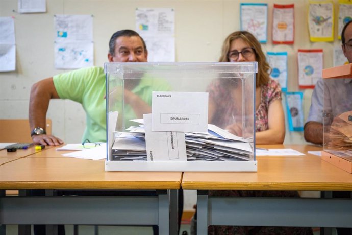 Archivo - Mesa electoral en Madrid.