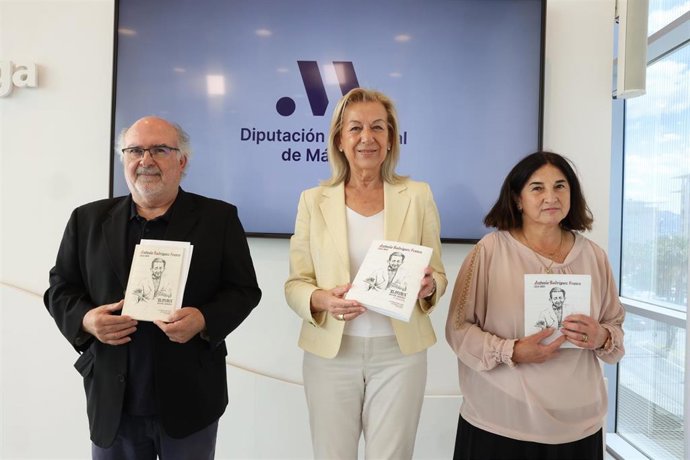 La vicepresidenta y diputada de Atención Ciudadana, María Francisca Caracuel, junto a Juan Moreno, presidente de la Asociación de enfermos y familiares de Alzheimer de Álora 'Valle del sol',