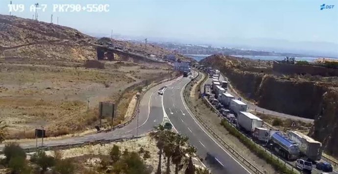 Retenciones en la A-7 a su paso por Almería en sentido Murcia.