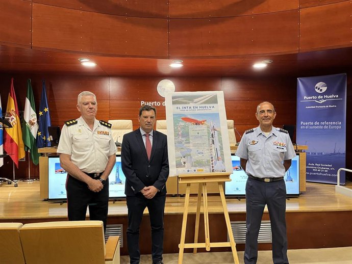 De izq. A dcha.: y el coronel Manuel Barrera de Segura, subdelegado de Defensa en Huelva; el presidente del Puerto de Huelva, Alberto Santana; y el coronel Carlos Maestro, director del Centro de Experimentación de El Arenosillo en Mazagón,.