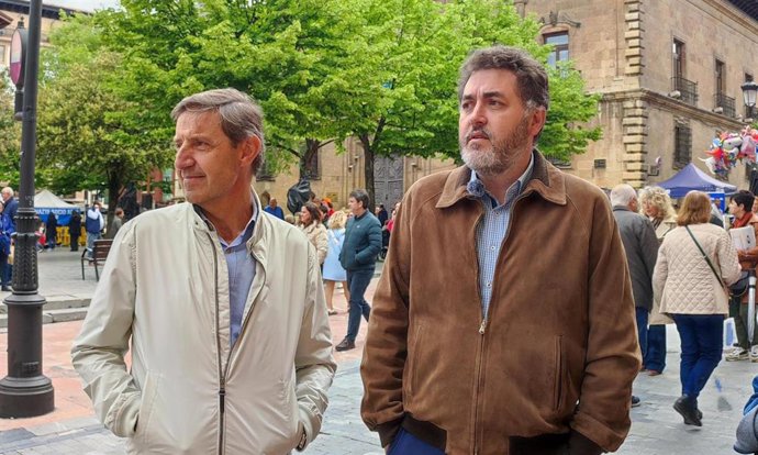El portavoz del PSOE en el Ayuntamiento de Oviedo, Carlos Fernández Llaneza, y el eurodiputado Jonás Fernández.