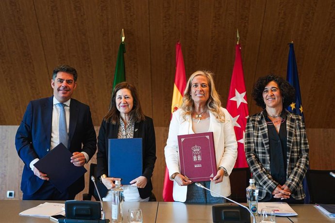 La consejera de Economía, Hacienda y Empleo, Rocío Albert, rubrica el convenio con la Universidad Autónoma de Madrid (UAM) y su Fundación