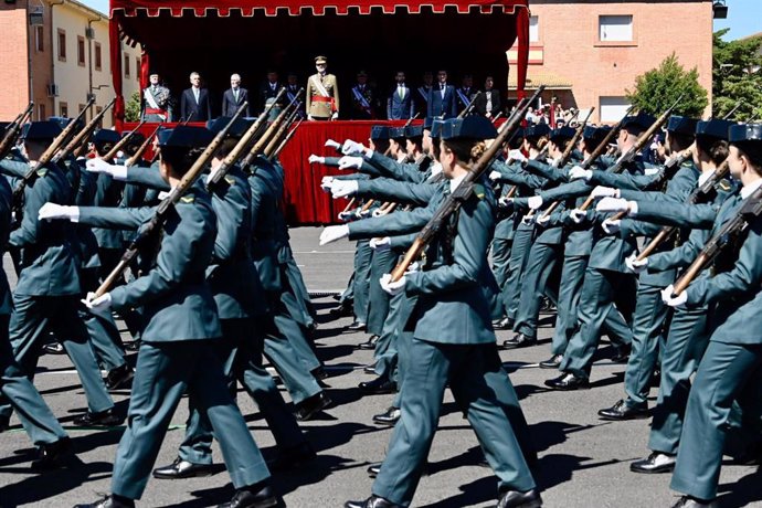 Archivo - Integrantes de las 129 promoción jurando bandera ante el  rey Felipe VI en la Academia de Baeza el pasado 12 de abril/Archivo