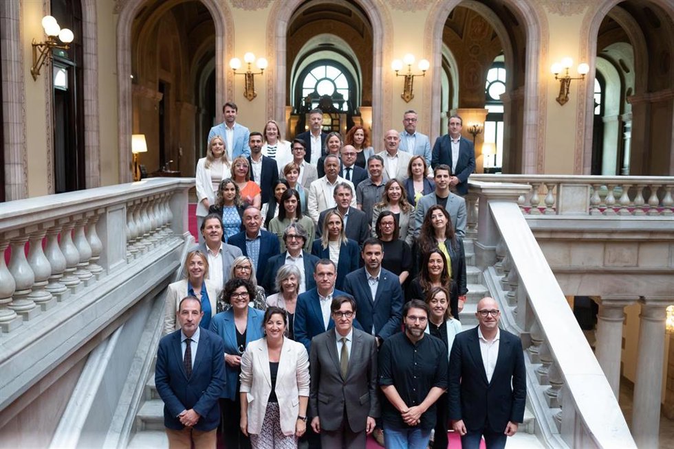 Foto de grupo de los 42 nuevos diputados del PSC en el Parlament de Catalunya