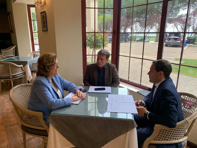 Armisen, Suárez (C) e Iscar  durante el encuentro mantenido para abordar el Plan de Sostenibilidad Turística del Canal de Castilla.