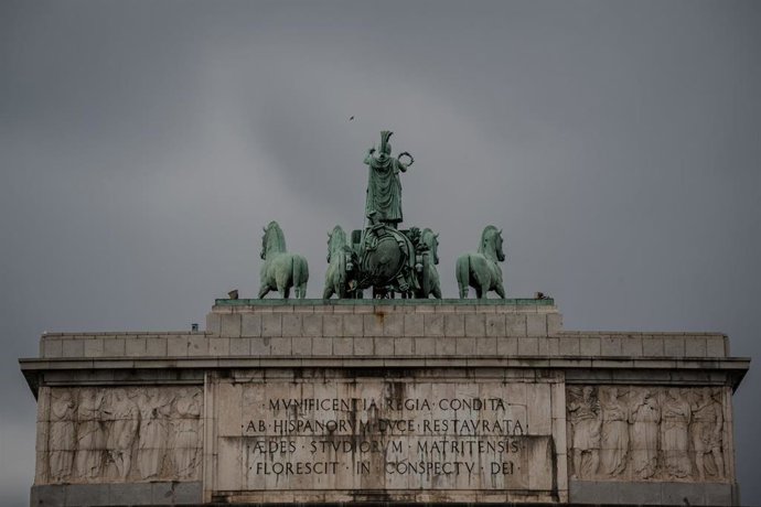 Archivo - Cielo nublado sobre el Arco de la Victoria en Moncloa 