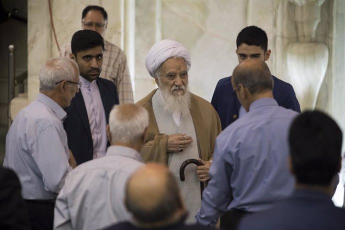 Archivo - El clérigo ultraconservador Mohamad Alí Kermani durante un rezo en la mezquita Imam Jomeini de la capital de Irán, Teherán (archivo)
