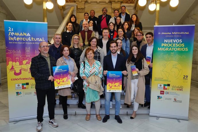 El concejal de Personas Mayores, Familia y Servicios Sociales, Rodrigo Nieto, y la técnico del Centro de Atención al Inmigrante (CAI),  Elena Pineño, presentan la XXI Semana Intercultural de Valladolid.
