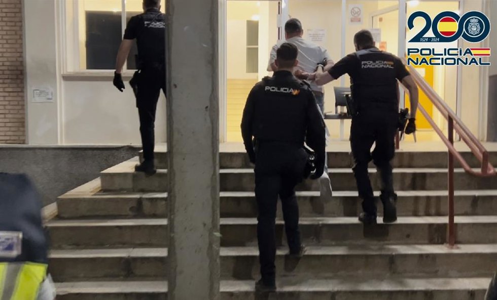 Agentes con un detenido.