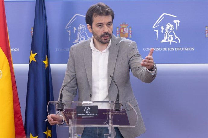 El diputado de Podemos Javier Sánchez Serna durante una rueda de prensa sobre actualidad en el Congreso de los Diputados, a 7 de mayo de 2024, en Madrid (España).