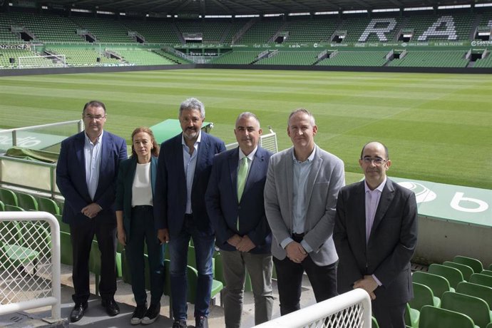 El consejero de Medio Ambiente, Roberto Media, presenta el balance de la campaña realizada por Ecoembes, Racing de Santander, Ayuntamiento de Santander y Gobierno de Cantabria 'Somos Especiales, Reciclamos'